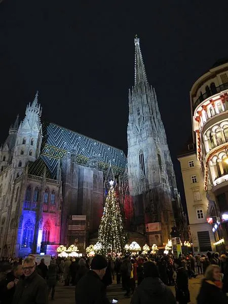 聖史蒂芬教堂外圍則有與其建築相呼應的黑金色系市集