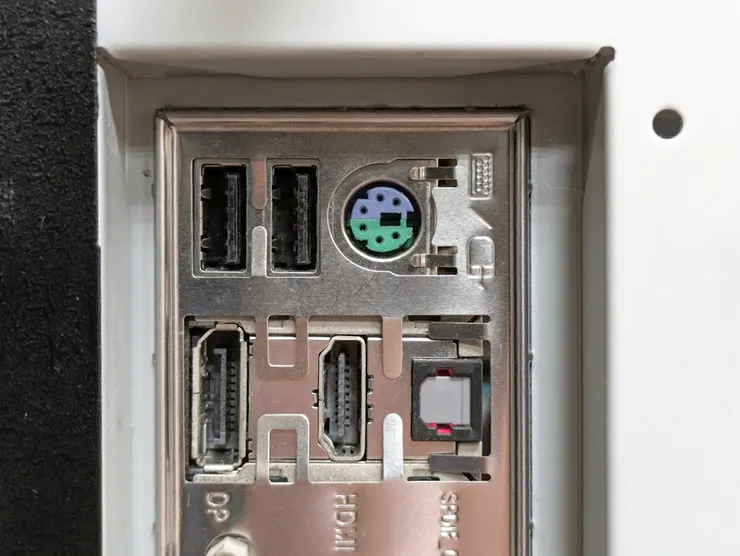 TOSLINK (東芝連結):右下角有紅光的那個 SPDIF 接口