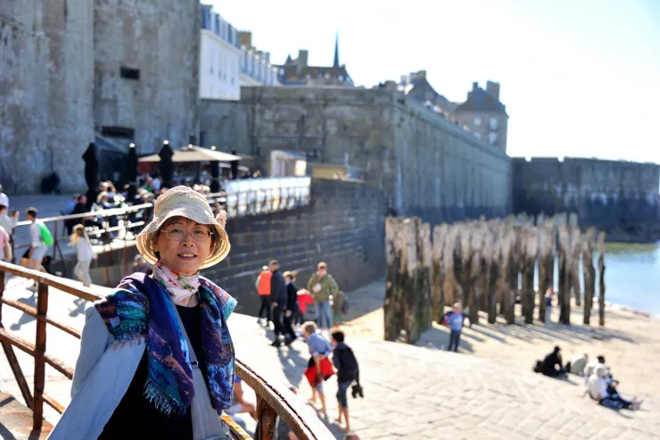 【老婆在國家堡前斜坡邊留影，背景城牆前有一群橡木樁，是為了緩衝海浪保護城牆的，在台灣大概就用水泥肉粽了！】