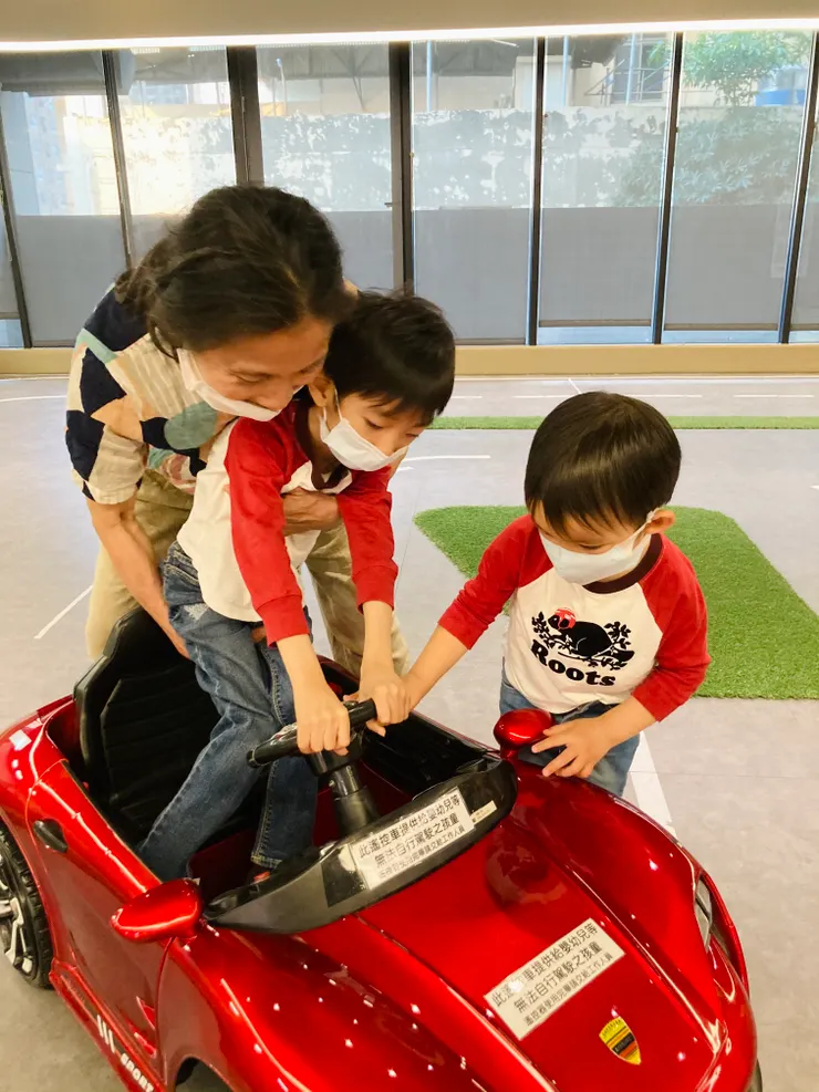 肢體障礙凡事都靠家人，即使玩男孩子喜歡的開小車子也是。