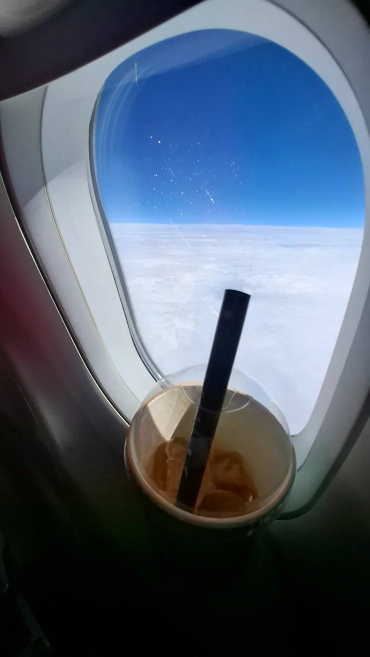 照片是我回國時，在飛機上所拍攝，那是我點的珍珠泰奶與窗外藍天白雲