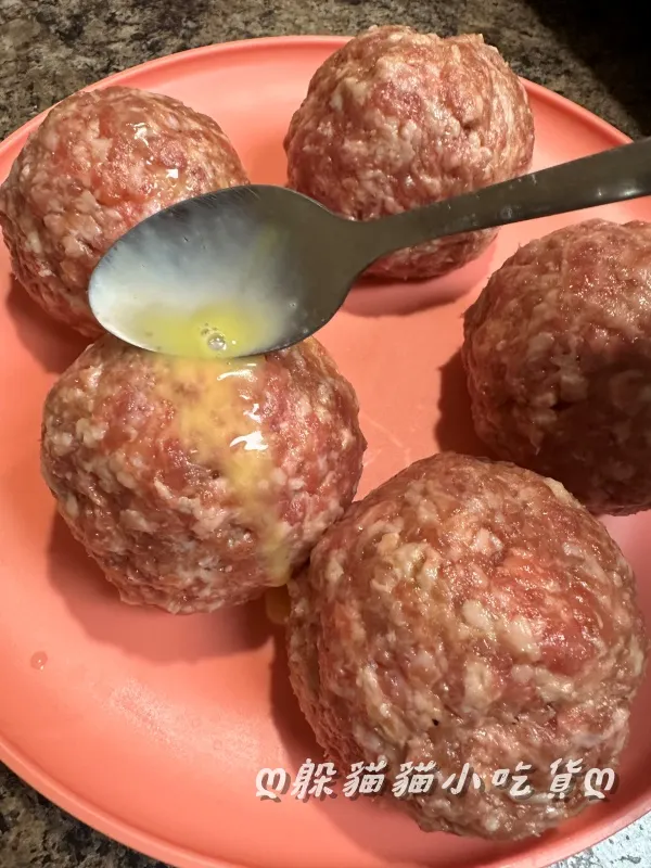 包好的肉蛋球刷上蛋液(喵家沒刷子所以用湯匙邊淋邊抹)