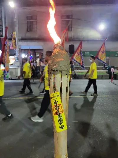 火把長這樣，在旁邊的棚子自由領取，但是記得要繳回去，因為隔天還需要重複利用