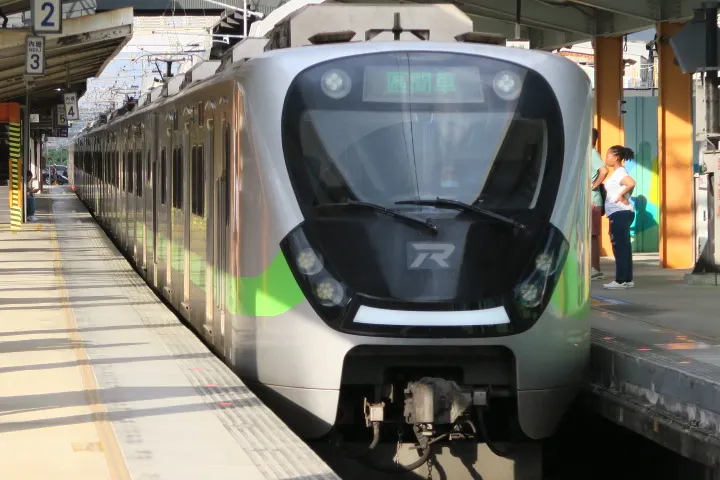 進站的EMU900型/內壢