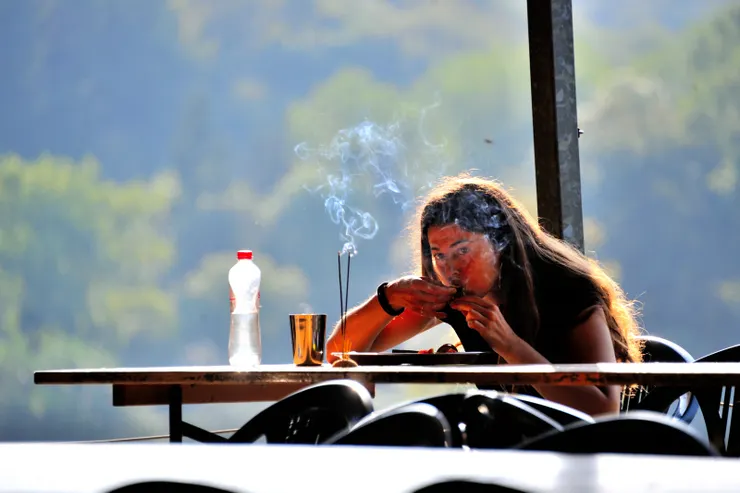 【來之前蘭妲即預告過，在這裡戶外吃飯很舒服，但就是胡蜂多，習慣了不理牠們就好。這位奉獻者特別點了香驅蜂，卻仍看得到蜂兒盤旋。】