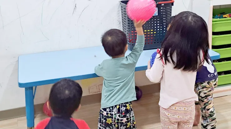 孩子是不會自己照顧自己、自己好好長大的。育幼院的成本就是每天輪三班人力照顧，還要讓保育員有基本的休假和足夠的休息時間，每一個家園至少都要有5-6個人力來輪班。這些都是龐大的人事成本。