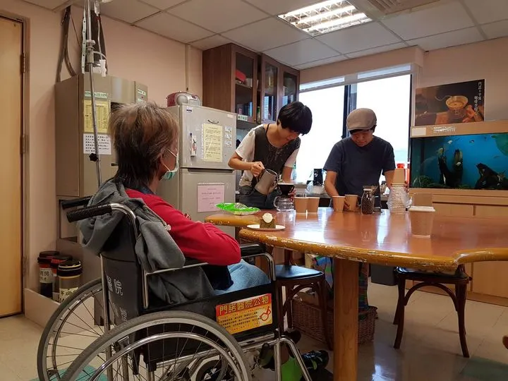 一詠認真手沖咖啡的模樣-2016