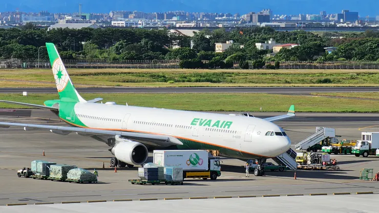 這是長榮航空的空中巴士A330型客機!