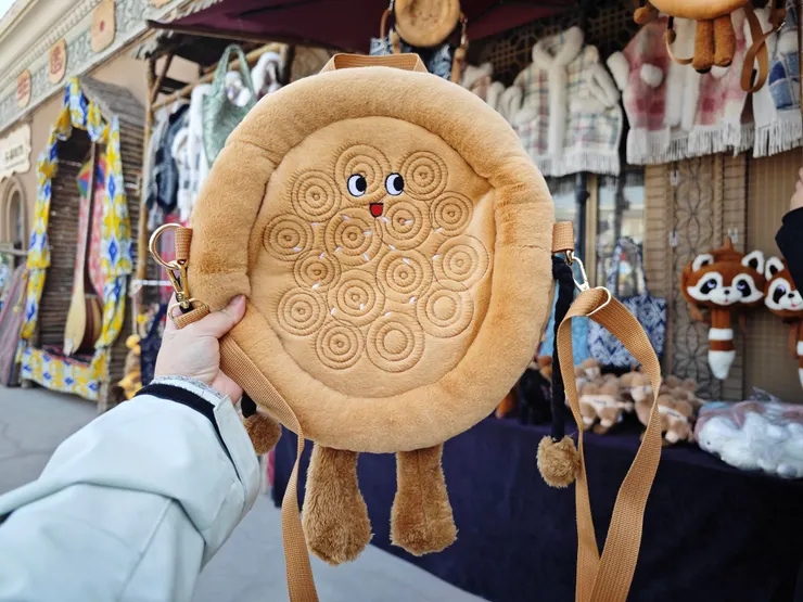 香妃園裡找到的烤囊包，厚厚的麵團圈、臉上還黏著白芝麻，好可愛~