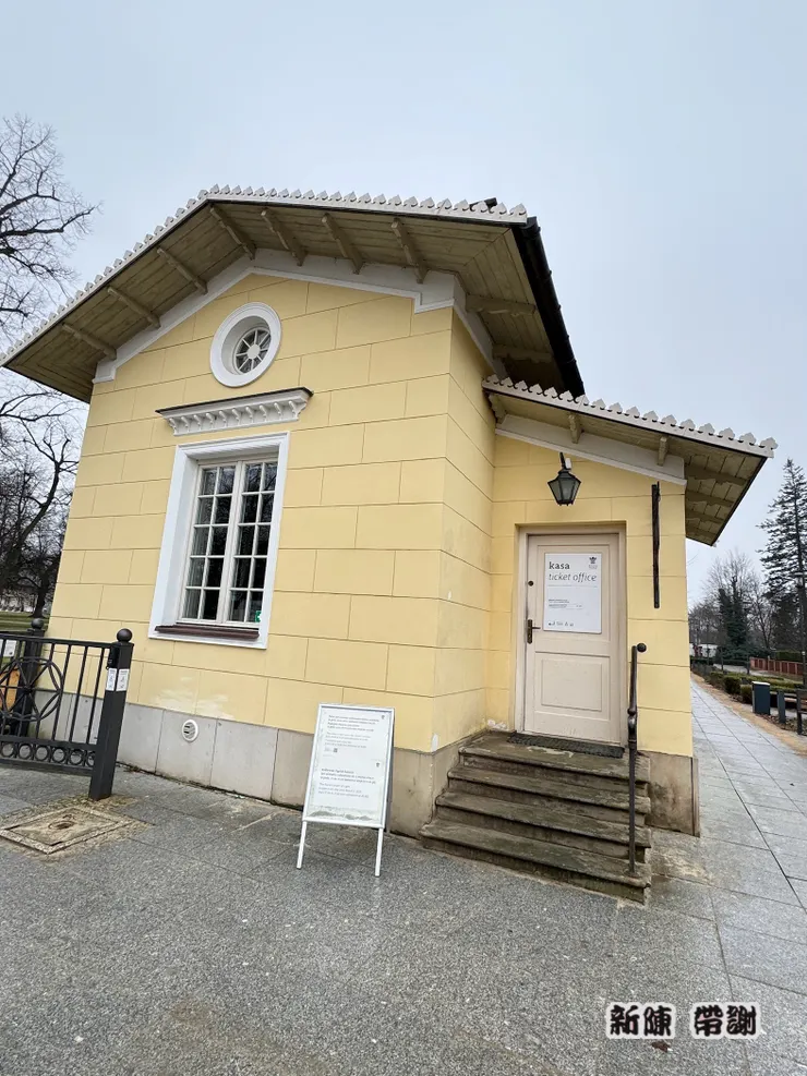 要先到大門口的售票處領取門票