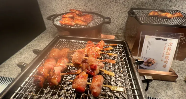 欣葉 NAGOMI 炭火燒烤區特寫，包含香氣逼人的烤魚、烤雞翅與招牌京麩豚腹肉捲，是時尚女性最愛的精緻和食燒物。