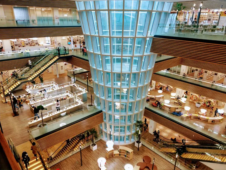 「剪切型」剖面,看到的第一個感覺是,知識果然是跨領域的,任何人都能在這裡找到喜歡的一本書