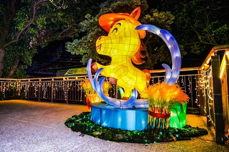 以Q版花燈小馬在稻田水波間嬉戲，象徵蘆竹田園精神中不懈向前的力量。圖/蘆竹區公所提供