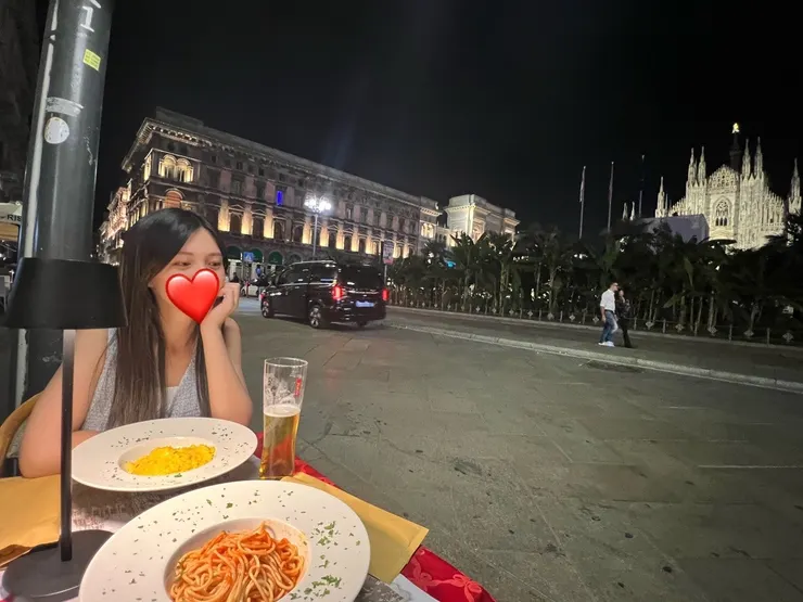 在米蘭大教堂前吃晚餐賞月