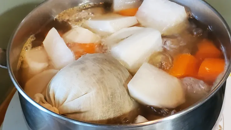 宅食儀式之求生筆記_燉煮好的排骨湯很誘人