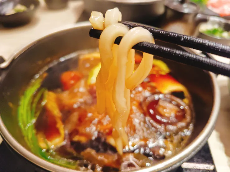 吸飽湯汁的烏龍麵