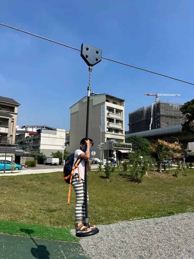孩子的快樂很簡單,身障兒也是。(十全公園)