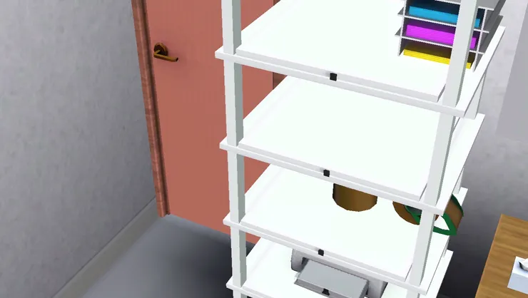 進出口旁放了雜物架。本來我也不想，但要善用每吋空間。