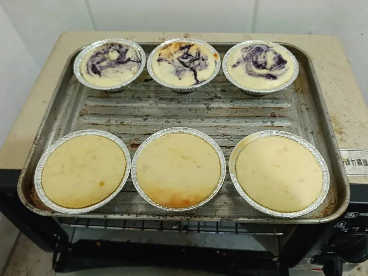 轉個方向，讓乳酪糊受熱均勻