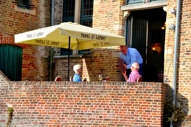 【河邊餐廳，看似剛點完餐的老夫婦。】