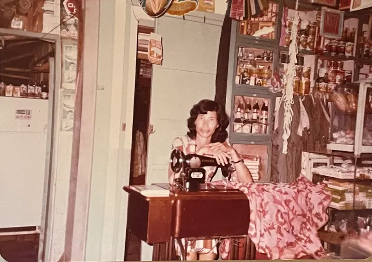 媽媽擅長裁縫，我跟姊姊的洋裝都是媽媽親手做的(後續再敘)