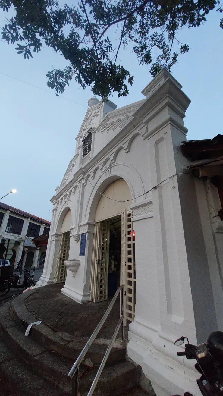 清晨時分，喬治市的巴剎建築外觀。