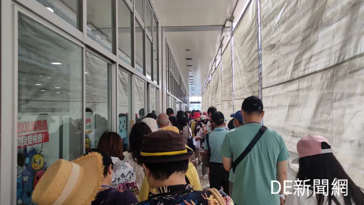 出入境旅客需依照海關規定之數額攜帶菸酒及錢幣。(記者曾金萬/攝)