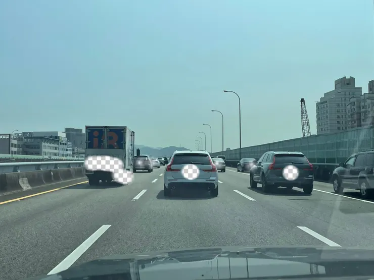 前面同時有二台同品牌的車