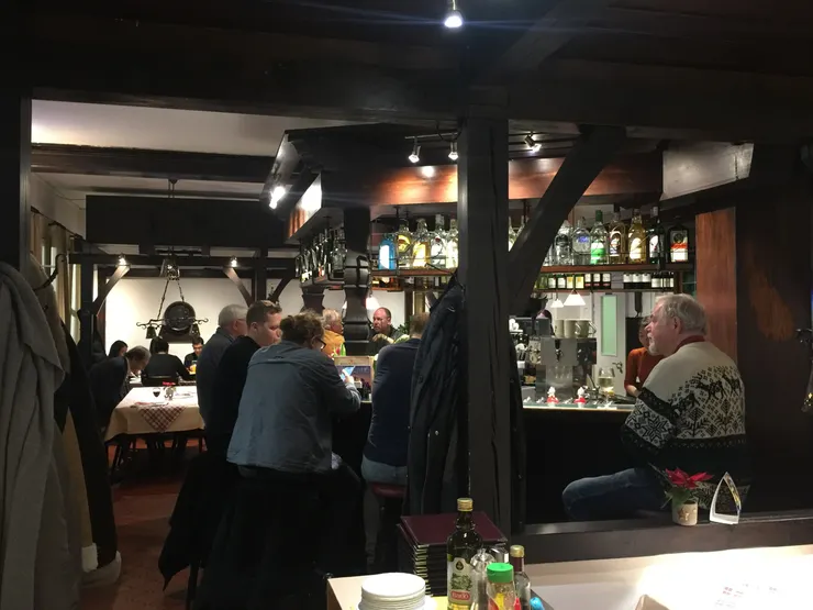 小小的吧台、窄窄的餐桌，卻有滿滿的歡笑