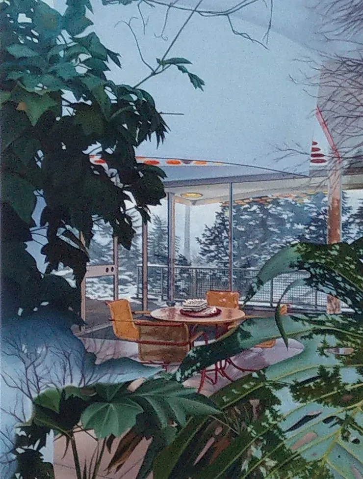 掛在中庭挑高牆上的畫，從溫室看向室內