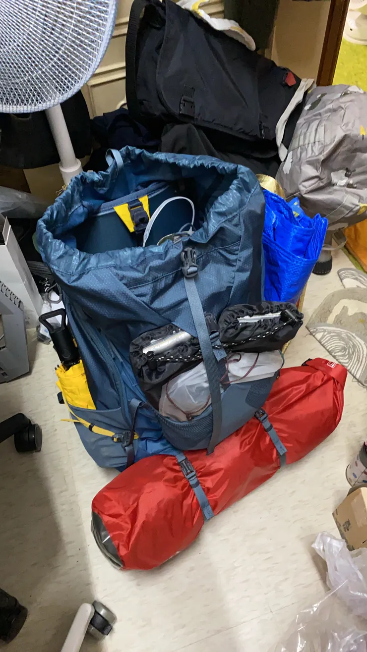 不管怎麼看，這個包包都快被塞爆了