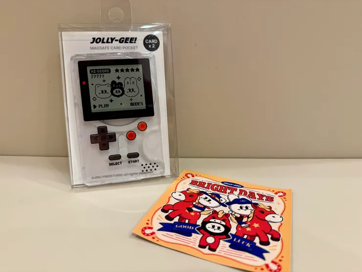 磁吸手機盒,$420,貼紙是送的(韓國)