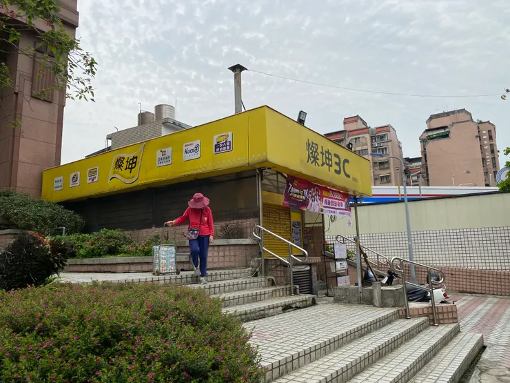 溪水沿著燦坤旁巷子流動