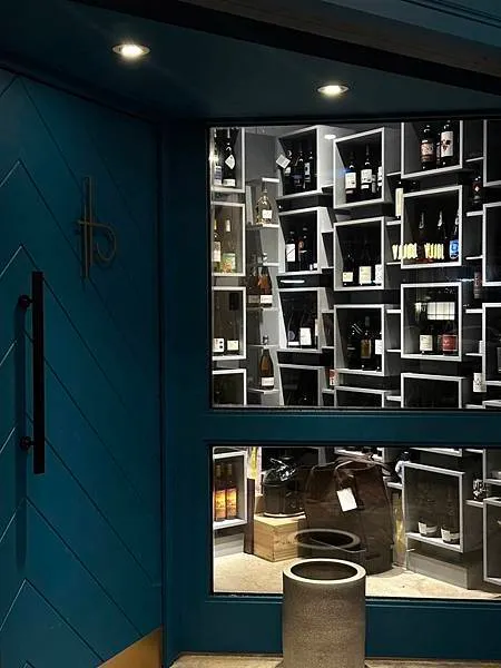 台北松山區時尚餐酒館｜藍色大門後的時髦 Bottless 非
