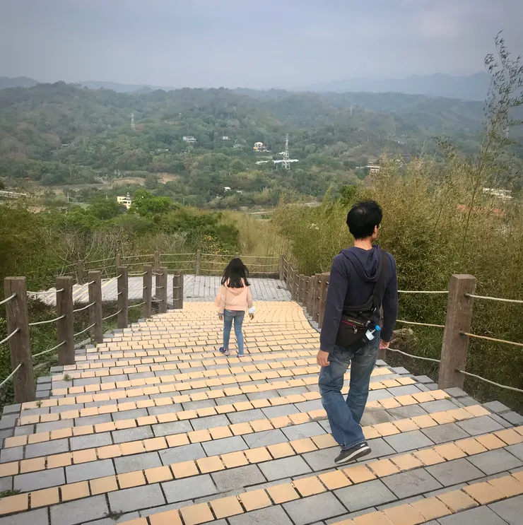 下山，安全舒適的階梯步道