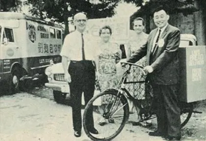 富力農(左一),劉哲基(右一)。取自「劉面包廠」