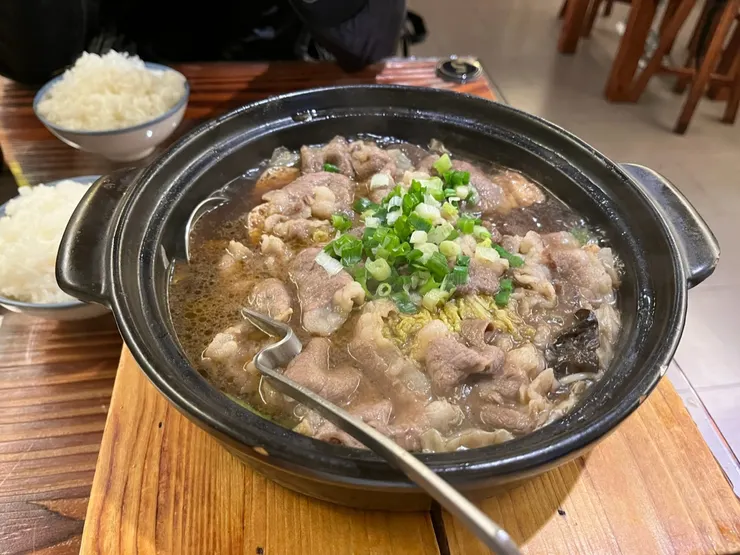 肥腸臭豆腐煲+雪花牛肉片+娃娃菜。