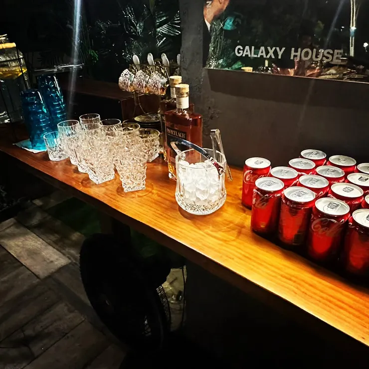 當天提供多種氣泡飲、紅白酒、威士忌，以供搭配雪茄