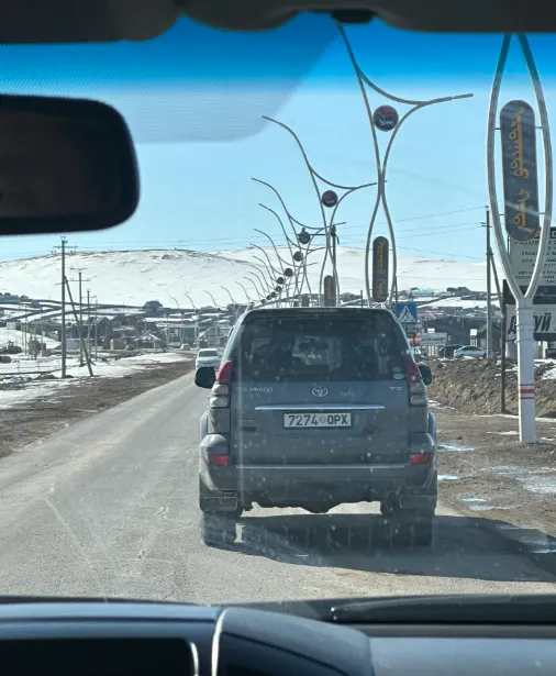 燈柱彎曲+ 串燒文= 蒙古國