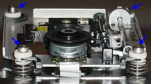 這是按裝好的轉盤機構，箭頭部份是 M4 螺栓