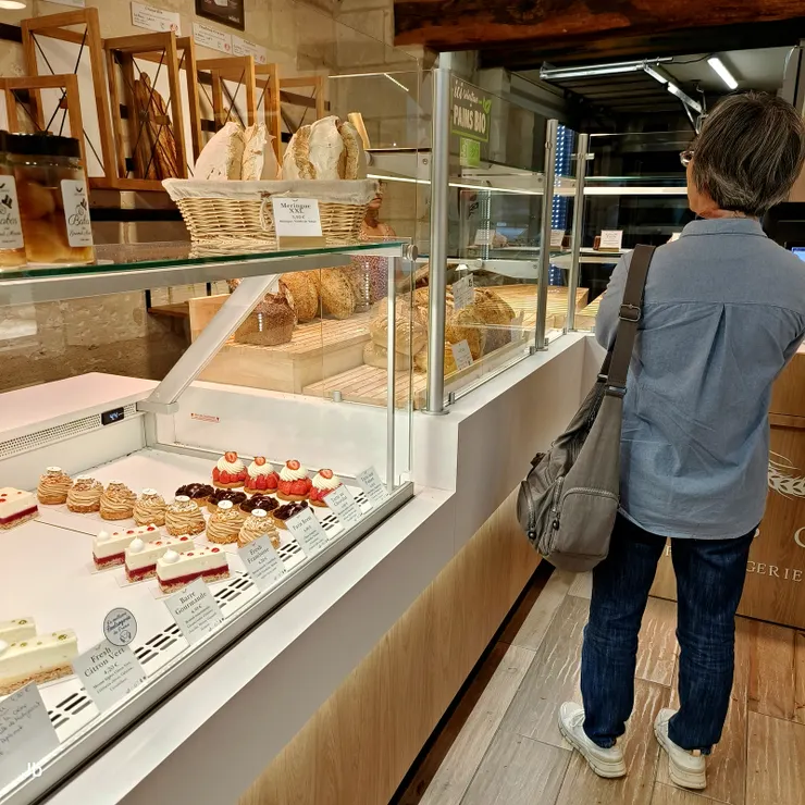 【黃昏出門買可頌逛羅亞爾河畔!先到les 3 Grainsw買可頌、麵包、甜點,它營業到19:30。】