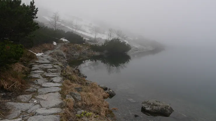 路是石頭路,因為有積雪,所以路況不怎麼好