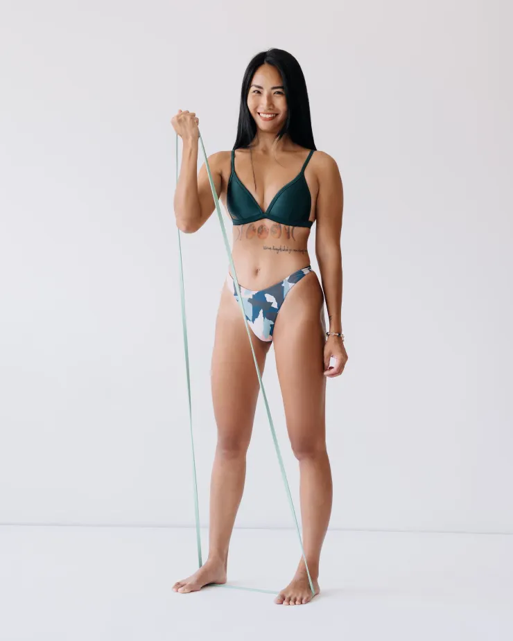 款式：UPii 美胸無綁帶上衣＋VVＥ雙面丁丁褲；顏色：（上）絲光深綠 ＋D46迷彩