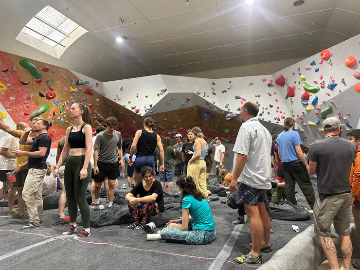 當整個城鎮只有一家抱石館，下班時間只有擠爆，每一條線都要排隊