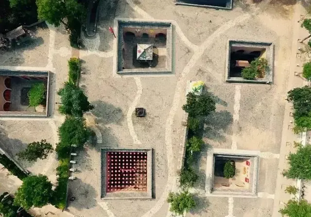 下沉式窯洞圖片，註明：圖片來自網路