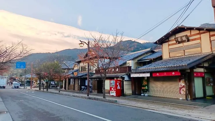 此時嵐山街道只有我們這幾個遊客,十點後就是人潮湧進啊!