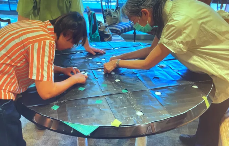 製作過程中，團隊不斷推敲寶像花紋的分布方式。（圖片擷自紀錄影片）