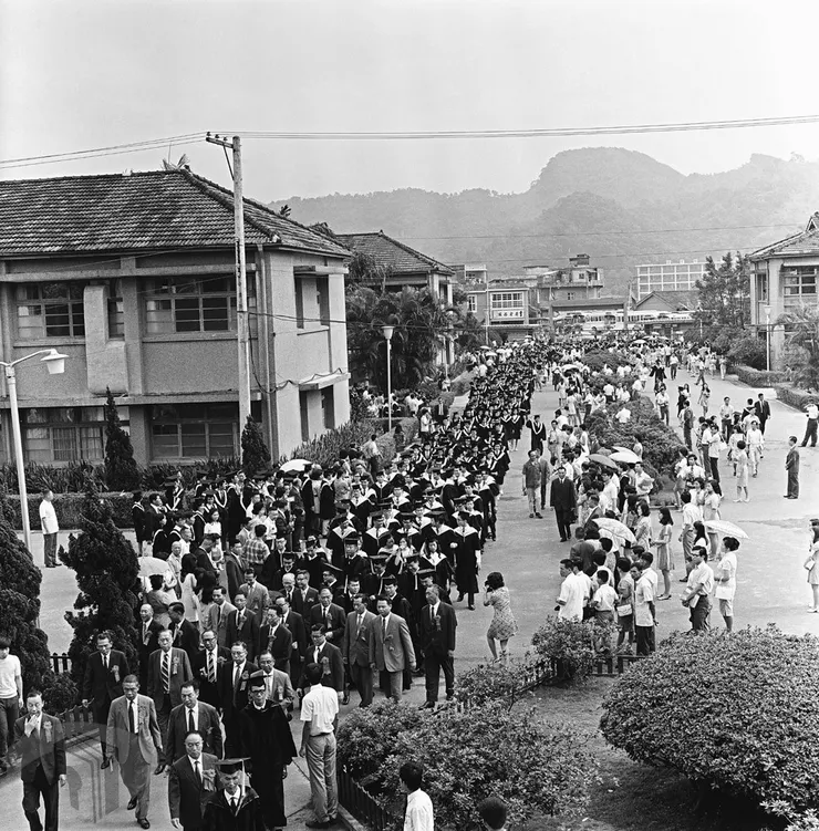 圖14 1971年政大畢業典禮，遠處為舊校門 案名：陸、海、空軍 檔號：0052/0048/1 來源機關：行政院新聞局 管有機關：國家發展委員會檔案管理局