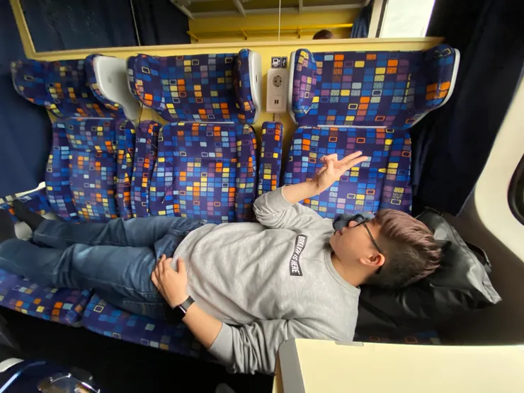 身形短小的我,剛剛好適合這個3人坐的位置