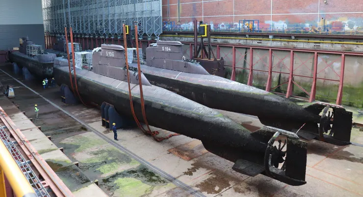 乾塢內的206型潛艦，可以看出尺寸有多小。